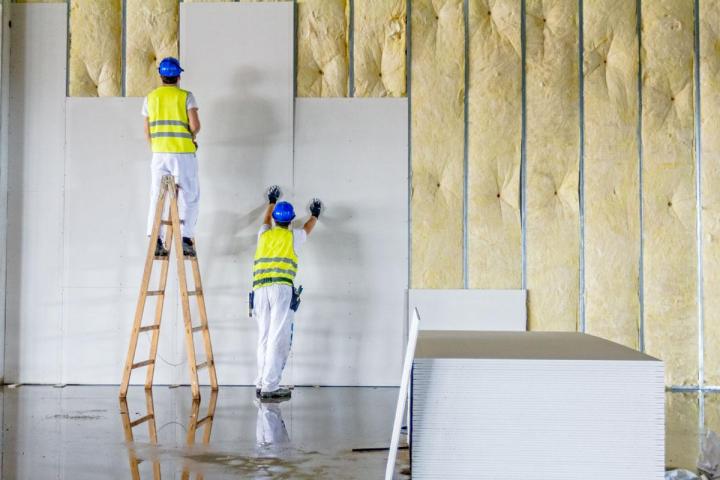 Nous intégrons des matériaux isolants performants dans les parois de vos locaux à Mer pour limiter les déperditions thermiques.